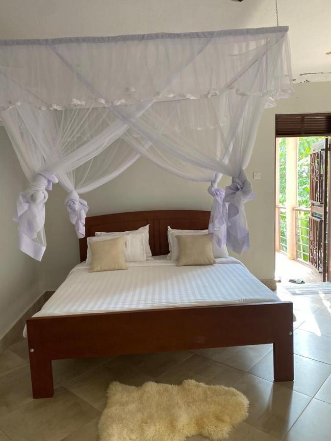 Golden Cherries Guest House Jinja Exterior foto