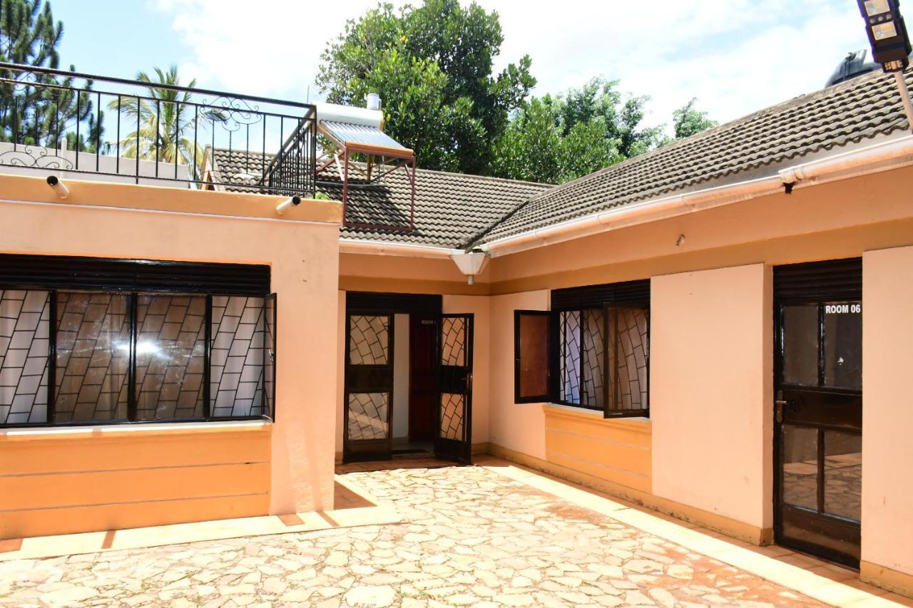 Golden Cherries Guest House Jinja Exterior foto