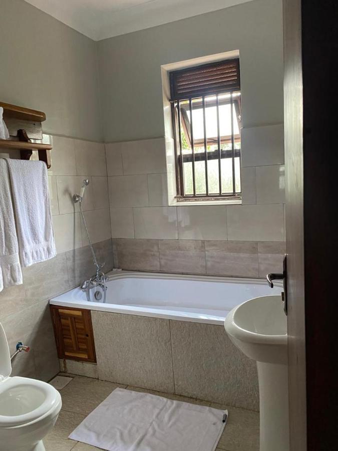 Golden Cherries Guest House Jinja Exterior foto