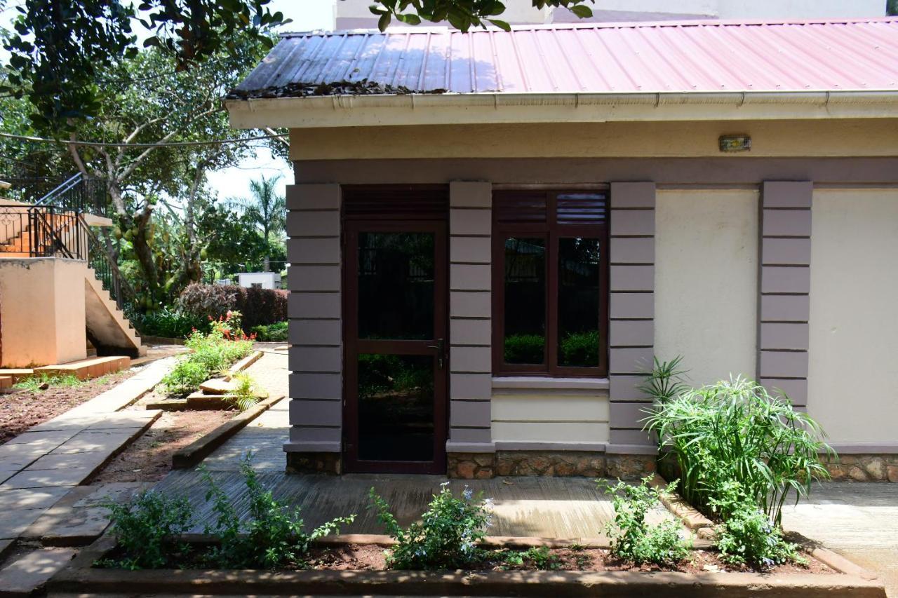 Golden Cherries Guest House Jinja Exterior foto